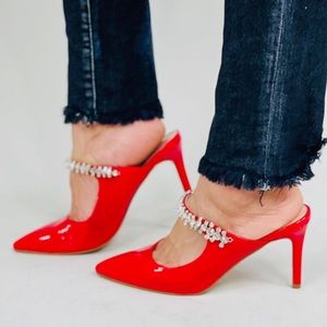 The Emmy red heels pointed toes band with crystals. Size 6.5 fits a size 7 too.